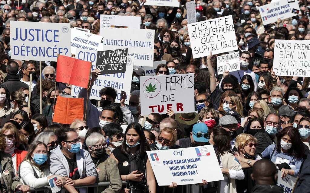 Des manifestants au rassemblement pour demander justice pour Sarah Halimi, sur la place du Trocadéro, devant la tour Eiffel, à Paris, le 25 avril 2021. (Crédit : GEOFFROY VAN DER HASSELT / AFP)