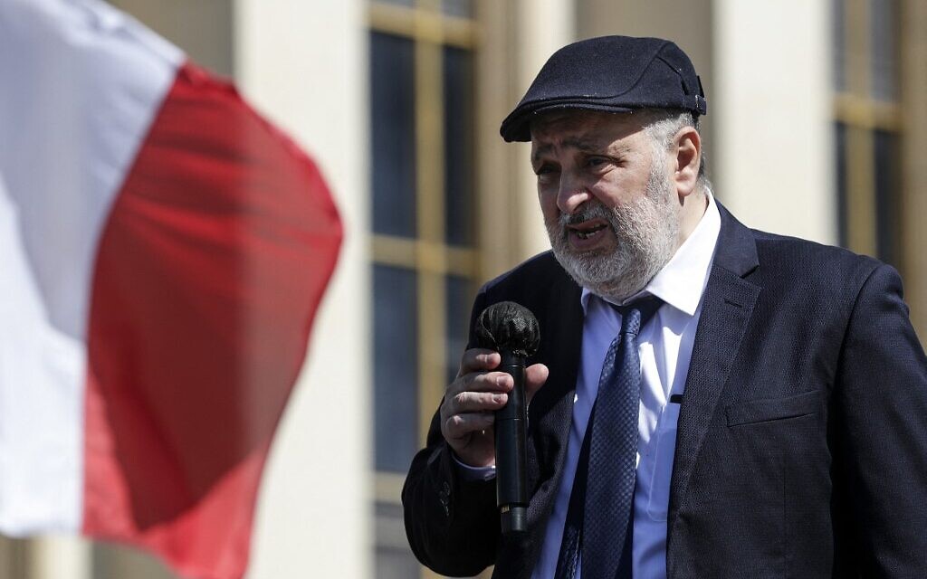 William Attal, le frère de Sarah Halimi, lors de son discours au rassemblement pour demander justice pour Sarah Halimi, sur la place du Trocadéro, devant la tour Eiffel, à Paris, le 25 avril 2021. (Crédit : GEOFFROY VAN DER HASSELT / AFP)
