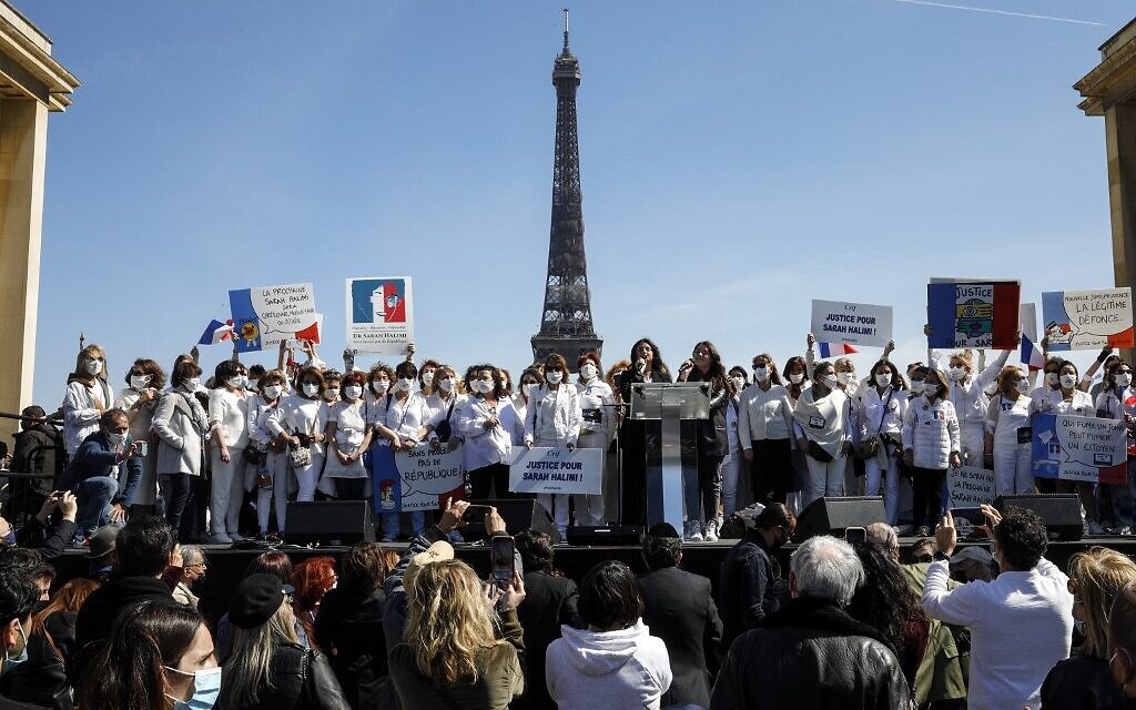 Des membres du comité de soutien de Sarah Halimi lors du rassemblement pour demander justice sur la place du Trocadéro, devant la tour Eiffel, à Paris, le 25 avril 2021. (Crédit : GEOFFROY VAN DER HASSELT / AFP)