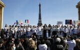 Des membres du comité de soutien de Sarah Halimi lors du rassemblement pour demander justice sur la place du Trocadéro, devant la tour Eiffel, à Paris, le 25 avril 2021. (Crédit : GEOFFROY VAN DER HASSELT / AFP)