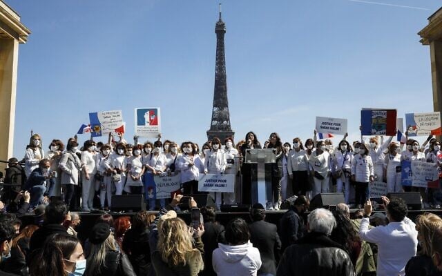 Des membres du comité de soutien de Sarah Halimi lors du rassemblement pour demander justice sur la place du Trocadéro, devant la tour Eiffel, à Paris, le 25 avril 2021. (Crédit : GEOFFROY VAN DER HASSELT / AFP) Des membres du comité de soutien de Sarah Halimi lors du rassemblement pour demander justice sur la place du Trocadéro, devant la tour Eiffel, à Paris, le 25 avril 2021. (Crédit : GEOFFROY VAN DER HASSELT / AFP)