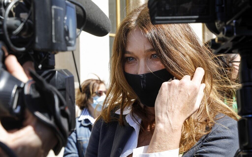 La mannequin et chanteuse franco-italienne Carla Bruni-Sarkozy au rassemblement pour demander justice pour Sarah Halimi, sur la place du Trocadéro, devant la tour Eiffel, à Paris, le 25 avril 2021. (Crédit : GEOFFROY VAN DER HASSELT / AFP)
