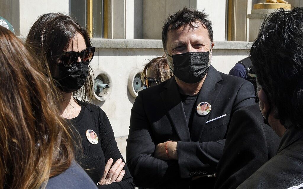 Le présentateur de télévision français Arthur (à droite) au rassemblement pour demander justice pour Sarah Halimi, sur la place du Trocadéro, devant la tour Eiffel, à Paris, le 25 avril 2021. (Crédit : GEOFFROY VAN DER HASSELT / AFP)