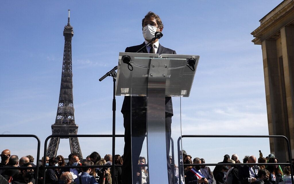 Le président du groupe parlementaire « La République en marche », Christophe Castaner, lors de son discours au rassemblement pour demander justice pour Sarah Halimi, sur la place du Trocadéro, devant la tour Eiffel, à Paris, le 25 avril 2021. (Crédit : GEOFFROY VAN DER HASSELT / AFP)