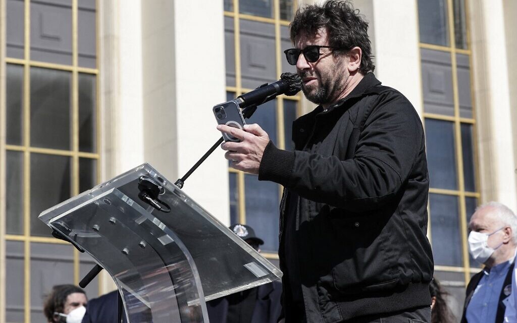 Le chanteur français Patrick Bruel au rassemblement pour demander justice pour Sarah Halimi, sur la place du Trocadéro, devant la tour Eiffel, à Paris, le 25 avril 2021. (Crédit : GEOFFROY VAN DER HASSELT / AFP)