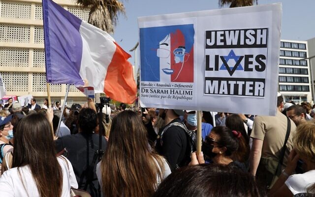 Des Franco-Israéliens se rassemblent le 25 avril 2021, devant l'ambassade de France à Tel Aviv, pour Sarah Halimi, une juive orthodoxe de 65 ans, sauvagement assassinée en 2017 par son voisin Kobili Traoré, 27 ans, aux cris de « Allahu Akbar» (« Dieu est grand » en arabe). (Crédit : JACK GUEZ / AFP)