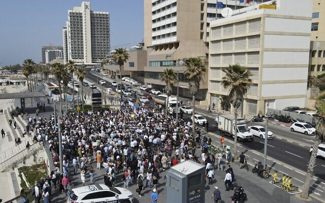 Des Franco-Israéliens se rassemblent le 25 avril 2021, devant l'ambassade de France à Tel Aviv, pour Sarah Halimi, une juive orthodoxe de 65 ans, sauvagement assassinée en 2017 par son voisin Kobili Traoré, 27 ans, aux cris de « Allahu Akbar» (« Dieu est grand » en arabe)(Crédit : JACK GUEZ / AFP) Des Franco-Israéliens se rassemblent le 25 avril 2021, devant l'ambassade de France à Tel Aviv, pour Sarah Halimi, une juive orthodoxe de 65 ans, sauvagement assassinée en 2017 par son voisin Kobili Traoré, 27 ans, aux cris de « Allahu Akbar» (« Dieu est grand » en arabe)(Crédit : JACK GUEZ / AFP)