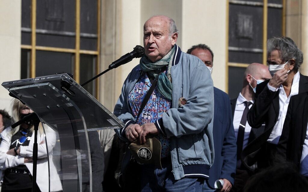 L'auteur-compositeur et chanteur français Michel Jonasz lors de son discours au rassemblement pour demander justice pour Sarah Halimi, sur la place du Trocadéro, devant la tour Eiffel, à Paris, le 25 avril 2021. (Crédit : Geoffroy Van Der Hasselt/AFP)