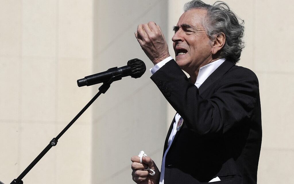 L'auteur français Bernard-Henri Levy lors de son discours au rassemblement pour demander justice pour Sarah Halimi, sur la place du Trocadéro, devant la tour Eiffel, à Paris, le 25 avril 2021. (Crédit : GEOFFROY VAN DER HASSELT / AFP)