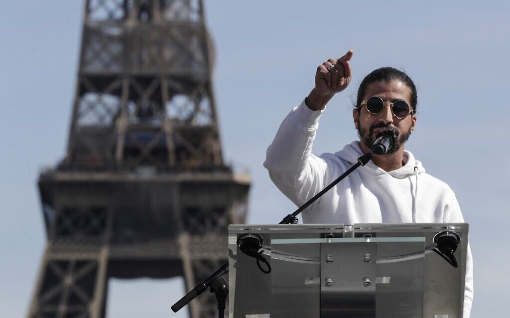 Le Youtubeur français Ramous lors de son discours au rassemblement pour demander justice pour Sarah Halimi, sur la place du Trocadéro, devant la tour Eiffel, à Paris, le 25 avril 2021. (Crédit : GEOFFROY VAN DER HASSELT / AFP)