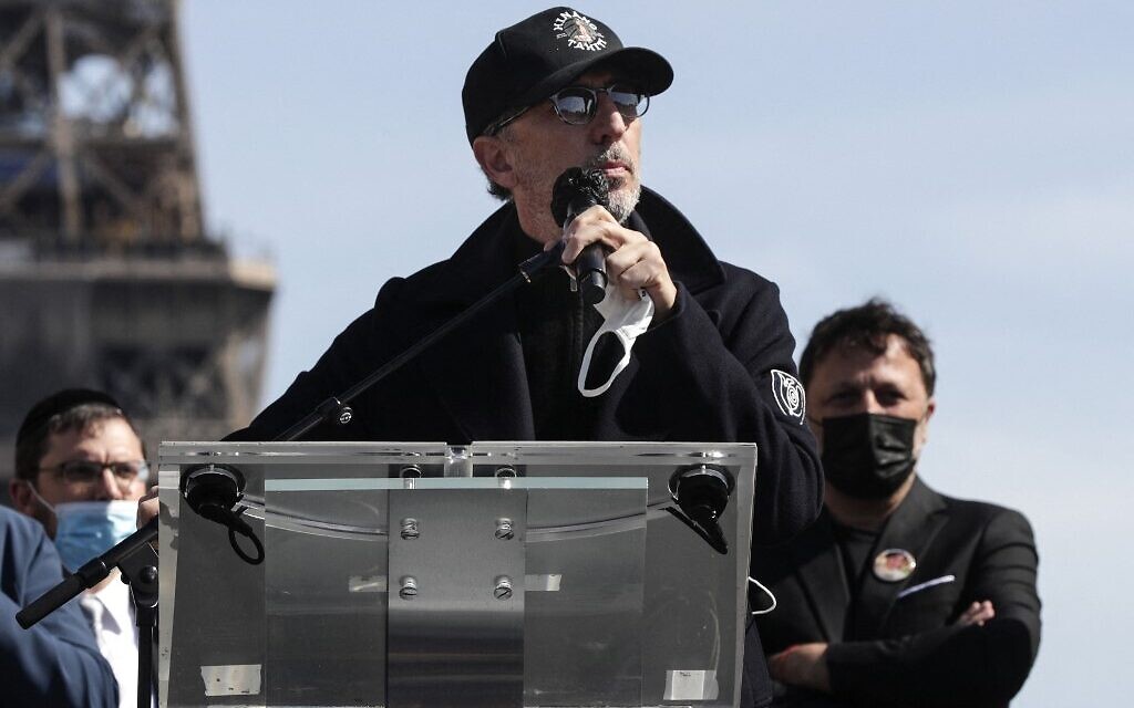 L'humoriste français Gad Elmaleh lors du rassemblement pour demander justice pour Sarah Halimi, sur la place du Trocadéro, devant la tour Eiffel, à Paris, le 25 avril 2021. (Crédit : GEOFFROY VAN DER HASSELT / AFP)