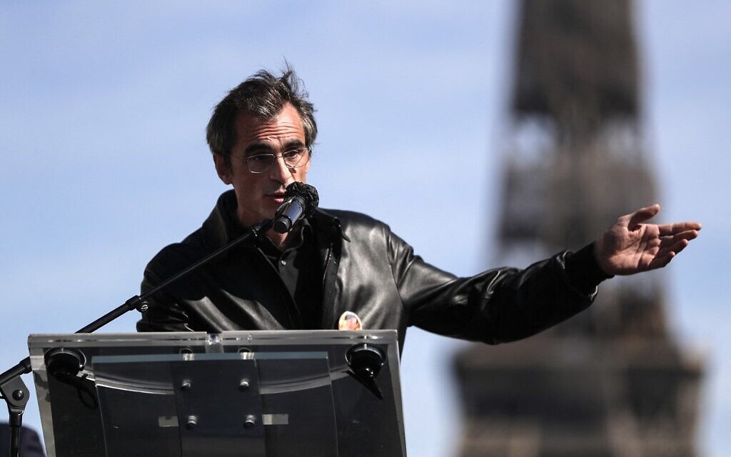 Raphael Enthoven, professeur de philosophie, animateur de radio et de télévision, lors de son discours au rassemblement pour demander justice pour Sarah Halimi, sur la place du Trocadéro, devant la tour Eiffel, à Paris, le 25 avril 2021. (Crédit : Geoggroy Van Der Hasselt/AFP)