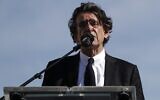 Le philosophe français Luc Ferry lors de son discours au rassemblement pour demander justice pour Sarah Halimi, sur la place du Trocadéro, devant la tour Eiffel, à Paris, le 25 avril 2021. (Crédit : GEOFFROY VAN DER HASSELT / AFP)
