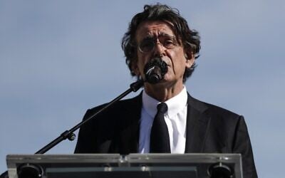 Le philosophe français Luc Ferry lors de son discours au rassemblement pour demander justice pour Sarah Halimi, sur la place du Trocadéro, devant la tour Eiffel, à Paris, le 25 avril 2021. (Crédit : GEOFFROY VAN DER HASSELT / AFP)
