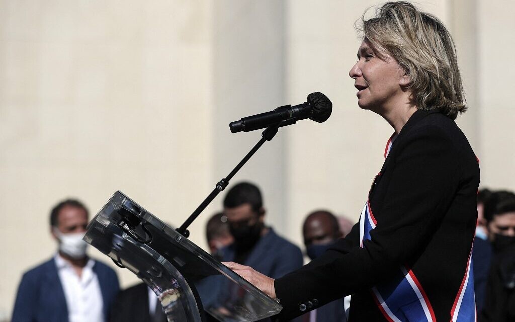 Photo d'illustration : La présidente de la région Ile-de-France, Valérie Pecresse, lors de son discours au rassemblement pour demander justice pour Sarah Halimi, sur la place du Trocadéro, devant la tour Eiffel, à Paris, le 25 avril 2021. (Crédit : GEOFFROY VAN DER HASSELT / AFP)