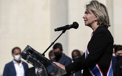 Photo d'illustration : La présidente de la région Ile-de-France, Valérie Pecresse, lors de son discours au rassemblement pour demander justice pour Sarah Halimi, sur la place du Trocadéro, devant la tour Eiffel, à Paris, le 25 avril 2021. (Crédit : GEOFFROY VAN DER HASSELT / AFP)