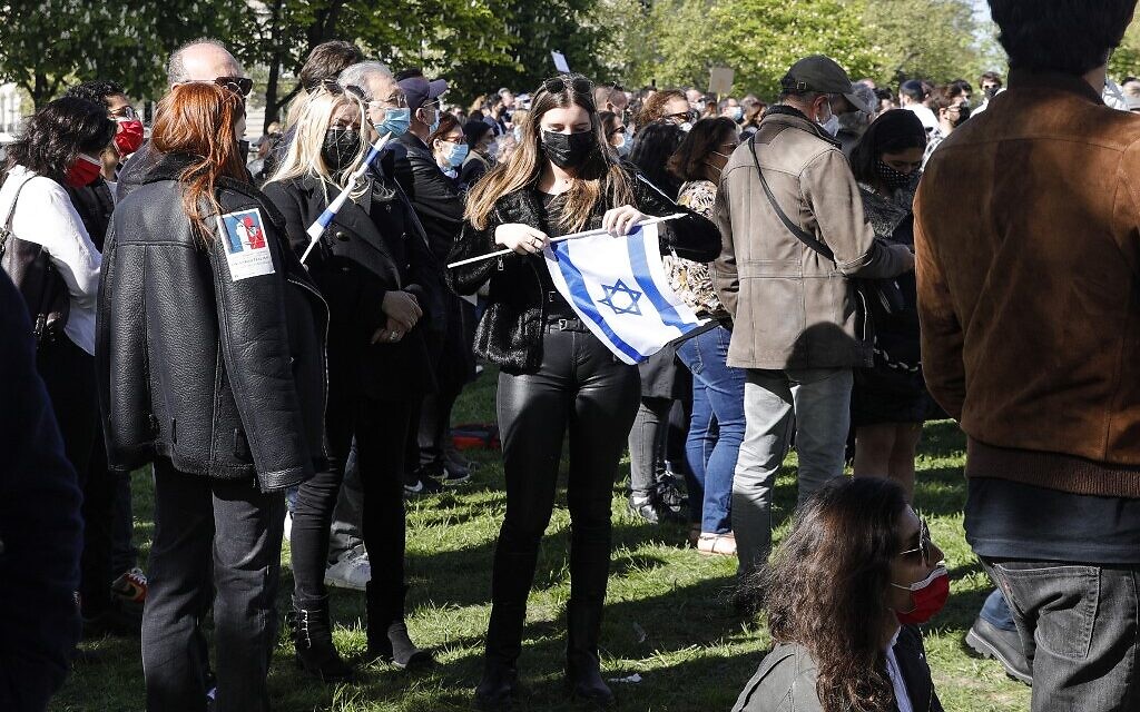 Une femme brandit un drapeau d'Israël lors du rassemblement pour demander justice pour Sarah Halimi, sur la place du Trocadéro, devant la tour Eiffel, à Paris, le 25 avril 2021. (Crédit : GEOFFROY VAN DER HASSELT / AFP)