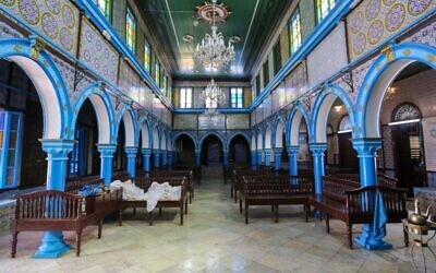 Une photo prise le 26 avril 2021 montre une vue intérieure de la synagogue de la Ghriba, le plus ancien monument juif construit en Afrique, au premier jour du pèlerinage annuel, dans l'île balnéaire tunisienne méditerranéenne de Djerba. - (Crédit : FATHI NASRI / AFP)