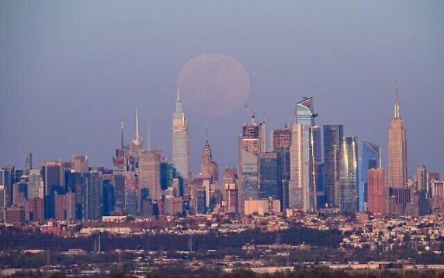 La super lune rose au dessus de la skyline de Manhattan, le 26 avril 2021. (Crédit : Angela Weiss / AFP) La super lune rose au dessus de la skyline de Manhattan, le 26 avril 2021. (Crédit : Angela Weiss / AFP)