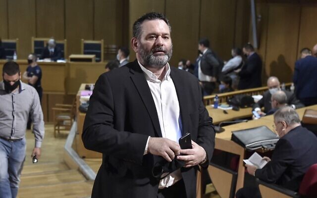 Le député européen indépendant Ioannis Lagos, l'un des principaux dirigeants de l’organisation Aube dorée, qui a fait défection du parti en 2019, après avoir remporté un siège au Parlement européen, quitte la salle d'audience d'Athènes, le 12 octobre 2020. (Crédit : LOUISA GOULIAMAKI / AFP) Le député européen indépendant Ioannis Lagos, l'un des principaux dirigeants de l’organisation Aube dorée, qui a fait défection du parti en 2019, après avoir remporté un siège au Parlement européen, quitte la salle d'audience d'Athènes, le 12 octobre 2020. (Crédit : LOUISA GOULIAMAKI / AFP)
