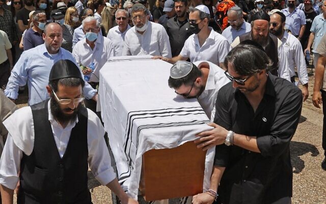 Des parents et des amis transportent le cercueil du célèbre créateur de mode franco-israélien Alber Elbaz pendant ses funérailles dans la ville israélienne de Holon, près de Tel Aviv, le 28 avril 2021. (Crédit : JACK GUEZ / AFP)