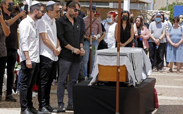 Des parents et des amis entourent du cercueil du célèbre créateur de mode franco-israélien Alber Elbaz pendant ses funérailles dans la ville israélienne de Holon, près de Tel Aviv, le 28 avril 2021. (Crédit : JACK GUEZ / AFP)