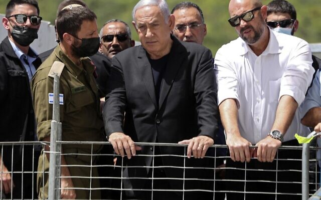 Le Premier ministre israélien Benjamin Netanyahu sur le site d'une bousculade pendant la nuit lors d'un rassemblement religieux ultra-orthodoxe dans la ville de Meron, dans le nord d'Israël, le 30 avril 2021. (Crédit : Ronen ZVULUN / POOL / AFP)