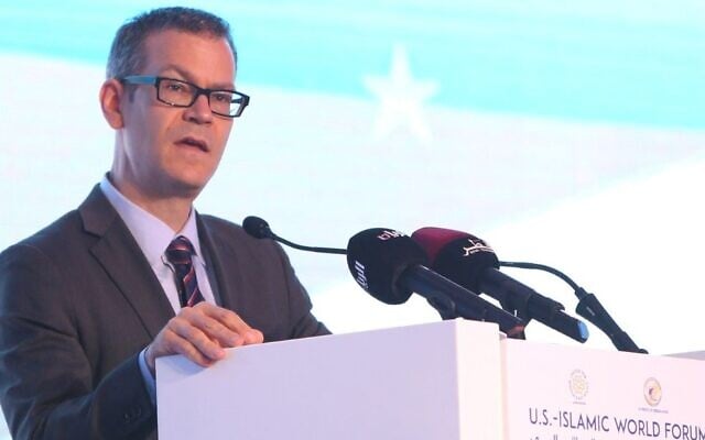 Colin Kahl lors d'une table ronde dans le cadre du US-Islamic World Forum dans la capitale qatarie de Doha, le 1er juin 2015. (Crédit : AFP via Getty Images) Colin Kahl lors d'une table ronde dans le cadre du US-Islamic World Forum dans la capitale qatarie de Doha, le 1er juin 2015. (Crédit : AFP via Getty Images)