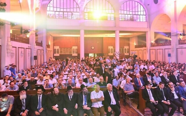 Des centaines de personnes lors d'une cérémonie de consécration de rouleaux de Torah à la grande synagogue de Tel Aviv, au mois d'août 2015. (Crédit : Israel Bardugo)