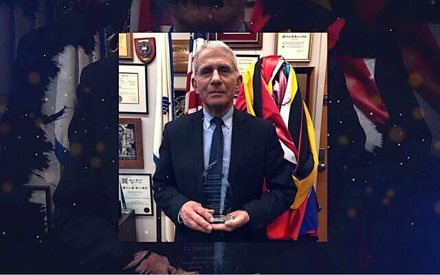 Antony Fauci pose avec un Prix de la Marche des Vivants dans une vidéo publiée par le groupe de commémoration de la Shoah le 7 avril 2021. (YouTube) Antony Fauci pose avec un Prix de la Marche des Vivants dans une vidéo publiée par le groupe de commémoration de la Shoah le 7 avril 2021. (YouTube)
