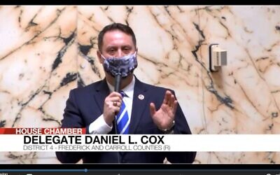 Le député du Maryland Daniel Cox. Daniel Cox, portant un masque sur le thème des procès de Nuremberg, explique pourquoi il vote contre une loi qui permettrait aux enfants de consentir à des soins de santé mentale, lors d'un vote à Annapolis, le 8 avril 2021. (Capture d'écran vidéo de l'Assemblée générale du Maryland)