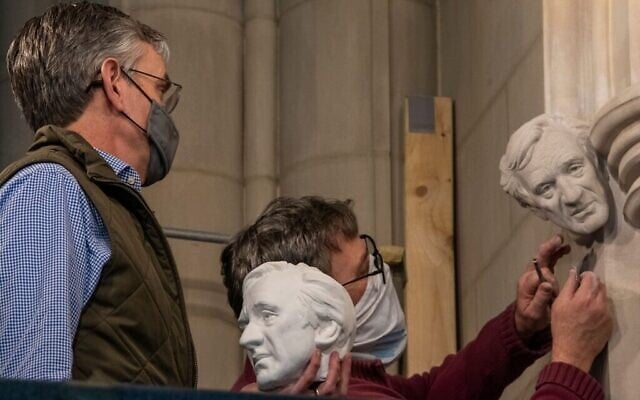 Sur cette photo non datée, le sculpteur Chas Fagan, (à gauche), tient un modèle en argile d'un buste d'Elie Wiesel et regarde le tailleur de pierre Sean Callahan, (à droite), utiliser des techniques médiévales pour sculpter le buste dans les murs de la cathédrale nationale de Washington DC. (Cathédrale nationale/ via JTA) Sur cette photo non datée, le sculpteur Chas Fagan, (à gauche), tient un modèle en argile d'un buste d'Elie Wiesel et regarde le tailleur de pierre Sean Callahan, (à droite), utiliser des techniques médiévales pour sculpter le buste dans les murs de la cathédrale nationale de Washington DC. (Cathédrale nationale/ via JTA)