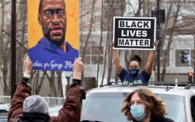 Des personnes réagissent après la lecture du verdict du procès de Derek Chauvin le 20 avril 2021 à Minneapolis, Minnesota. L'ancien policier Derek Chauvin était jugé pour meurtre au second degré, meurtre au troisième degré et homicide involontaire au second degré dans la mort de George Floyd le 25 mai 2020. (Scott Olson/Getty Images) Des personnes réagissent après la lecture du verdict du procès de Derek Chauvin le 20 avril 2021 à Minneapolis, Minnesota. L'ancien policier Derek Chauvin était jugé pour meurtre au second degré, meurtre au troisième degré et homicide involontaire au second degré dans la mort de George Floyd le 25 mai 2020. (Scott Olson/Getty Images)