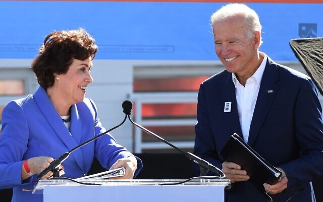 Jacky Rosen, alors candidate au Sénat, présente l'ancien vice-président Joe Biden alors qu'il fait campagne pour les candidats démocrates du Nevada lors d'un rassemblement à Las Vegas, le 20 octobre 2018. (Crédit : Ethan Miller/Getty Images) Jacky Rosen, alors candidate au Sénat, présente l'ancien vice-président Joe Biden alors qu'il fait campagne pour les candidats démocrates du Nevada lors d'un rassemblement à Las Vegas, le 20 octobre 2018. (Crédit : Ethan Miller/Getty Images)