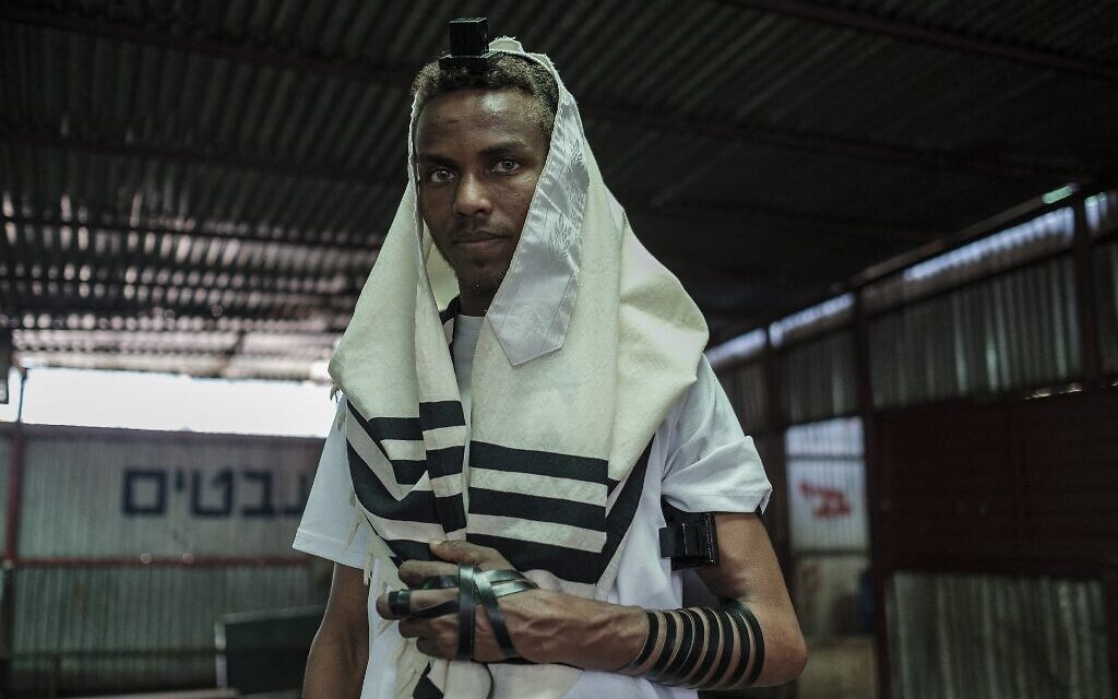 Ayele Andebet, une jeune de 23 ans qui a passé six mois à étudier en Israël et espère y retourner définitivement un jour, pose dans le bâtiment de la communauté juive éthiopienne dans la ville de Gondar, en Éthiopie, le 26 octobre 2020. (Crédit : EDUARDO SOTERAS / AFP)