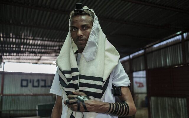 Ayele Andebet, une jeune de 23 ans qui a passé six mois à étudier en Israël et espère y retourner définitivement un jour, pose dans le bâtiment de la communauté juive éthiopienne dans la ville de Gondar, en Éthiopie, le 26 octobre 2020. (Crédit : EDUARDO SOTERAS / AFP)