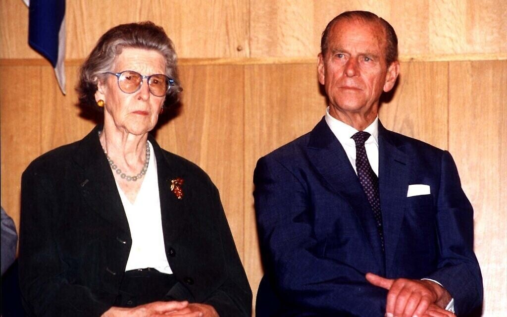 La cérémonie de Yad Vashem en l'honneur de la princesse Alice, avec le prince Philippe et la princesse George de Hanovre dans la salle des souvenirs, le 30 octobre 1994. (Crédit : Yad Vashem)