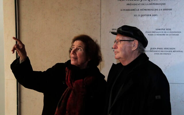 Les chasseurs de nazis Serge et son épouse Beate Klarsfeld assistent à une cérémonie d'inauguration du Mur des noms rénové, au mémorial de la Shoah, à Paris, le 27 janvier 2020. (Crédit : Michel Euler / AP) Les chasseurs de nazis Serge et son épouse Beate Klarsfeld assistent à une cérémonie d'inauguration du Mur des noms rénové, au mémorial de la Shoah, à Paris, le 27 janvier 2020. (Crédit : Michel Euler / AP)