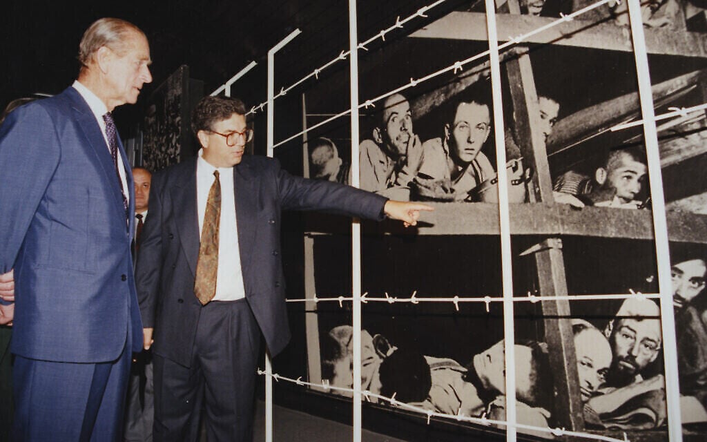 Le duc d'Edinburgh, la princesse Sophie et le président de Yad Vashem  Avner Shalev visitent le musée historique, le 30 octobre 1994. (Crédit :  Yad Vashem)