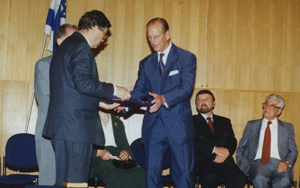 Le directeur de Yad Vashem Avner Shalev présente au Prince Philip le certificat de "Juste parmi les nations" et la médaille au nom de la princesse Alice au cours d'une cérémonie à Jérusalem, le 30 octobre 1994. (Crédit : Yad Vahsme)