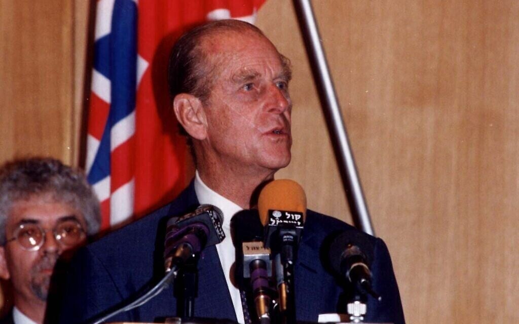 Le Prince Philip, lors d'un discours prononcé à l'occasion d'une cérémonie en hommage à sa mère, la princesse Alice, au mémorial de Yad Vashem de Jérusalem, le 20 octobre 1994. (Crédit : Yad Vashem)