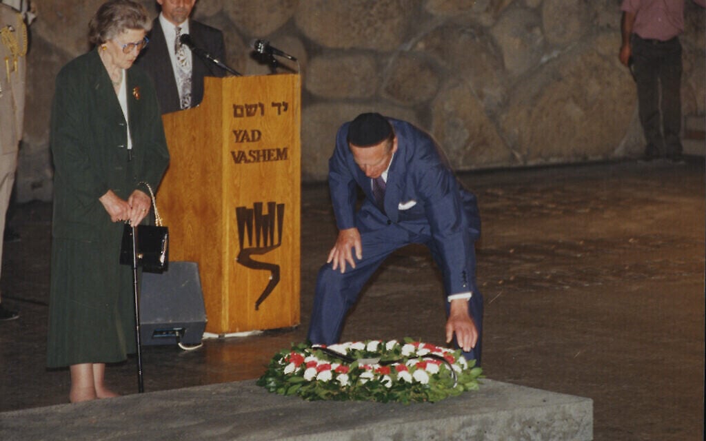 La princesse Sophie et le prince Philip dans la salle des souvenirs, à Yad Vashem, déposent une gerbe en l'honneur des victimes de la Shoah, le 30 octobre 1994. (Crédit : Yad Vashem)