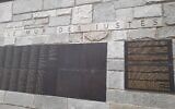 Le Mur des Justes au mémorial de la Shoah, à Paris, le 21 avril 2021. (Crédit : Glenn Cloarec / The Times of Israël)