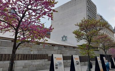 Le mémorial de la Shoah, à Paris, le 21 avril 2021. (Crédit : Glenn Cloarec / The Times of Israël)