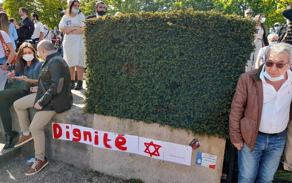 Des manifestants au rassemblement pour demander justice pour Sarah Halimi, sur la place du Trocadéro, devant la tour Eiffel, à Paris, le 25 avril 2021. (Crédit : Glenn Cloarec / The Times of Israël)