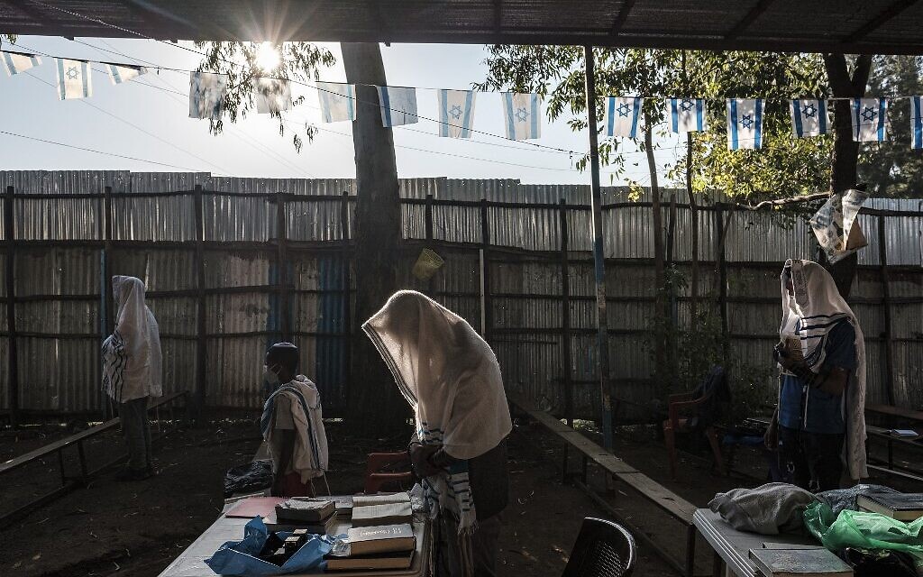 Des membres de la communauté juive éthiopienne assistent à un office religieux à la synagogue de la communauté de la ville de Gondar, en Éthiopie, le 27 octobre 2020. (Crédit : EDUARDO SOTERAS / AFP)