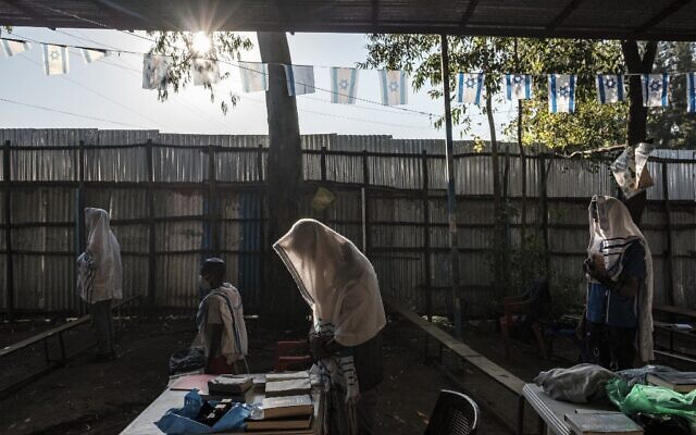 Des membres de la communauté juive éthiopienne assistent à un office religieux à la synagogue de la communauté de la ville de Gondar, en Éthiopie, le 27 octobre 2020. (Crédit : EDUARDO SOTERAS / AFP)
