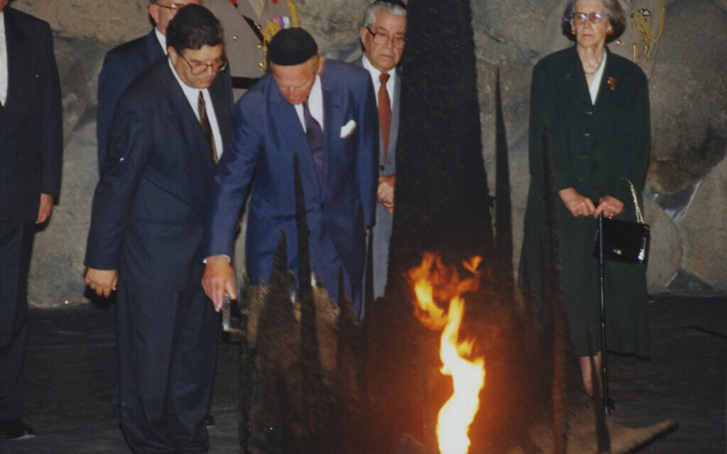 Le Prince Philip ravive la flamme éternelle dans la salle des souvenirs de Yad Vashem, le 30 octobre 1994. (Crédit : Yad Vashem)