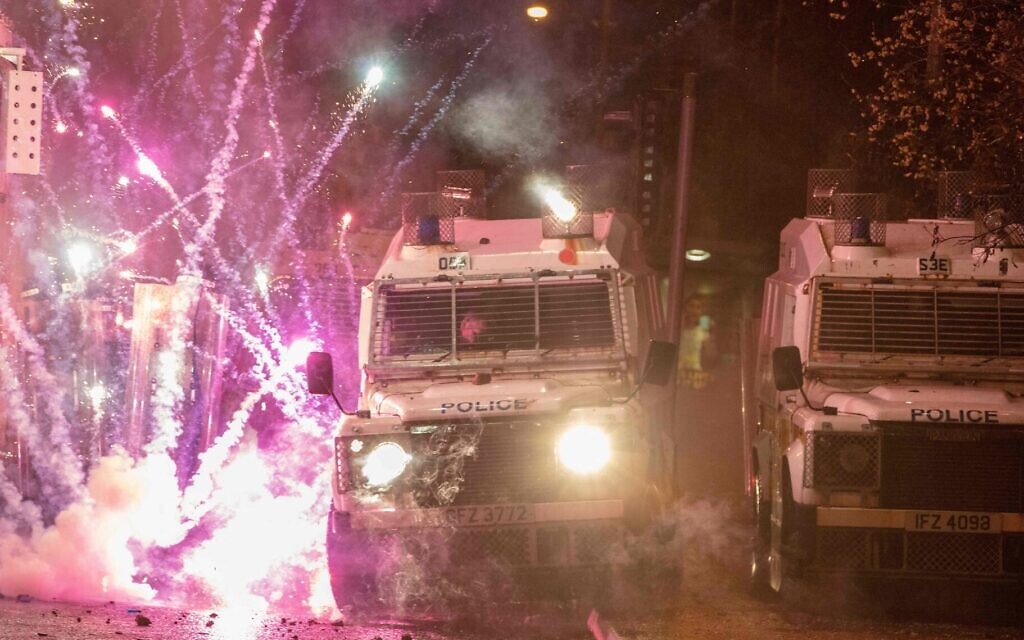 Des feux d'artifice lancés par des émeutiers explosent sur des véhicules de police à Belfast, le 8 avril 2021. (Paul Faith/AFP/Getty Images via JTA) Des feux d'artifice lancés par des émeutiers explosent sur des véhicules de police à Belfast, le 8 avril 2021. (Paul Faith/AFP/Getty Images via JTA)