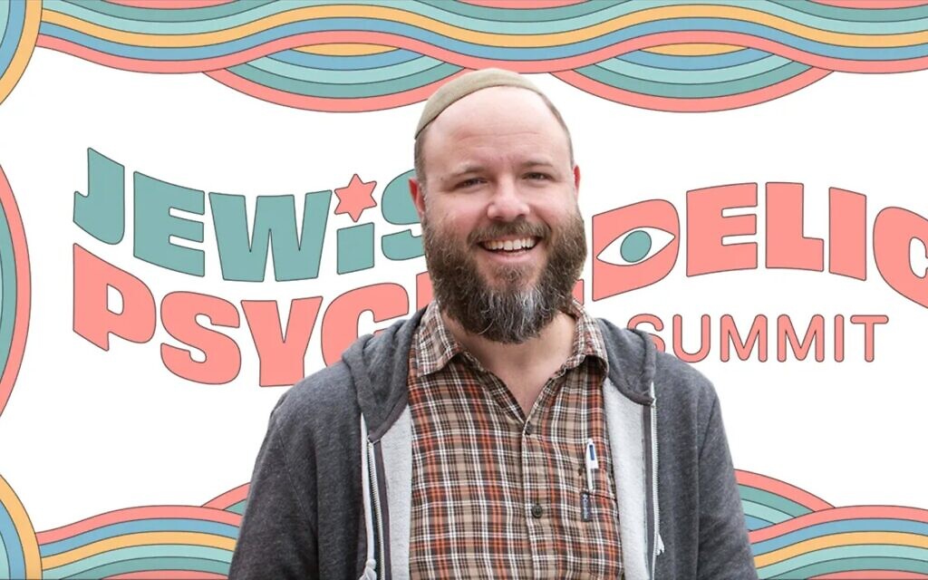 Le rabbin Zac Kamenetz est l'un des organisateurs du premier Sommet psychédélique juif. (Crédit : J. the Jewish News of Northern California; Arrière-plan : Autorisation de Shefa/Shannon Levin/ via JTA) Le rabbin Zac Kamenetz est l'un des organisateurs du premier Sommet psychédélique juif. (Crédit : J. the Jewish News of Northern California; Arrière-plan : Autorisation de Shefa/Shannon Levin/ via JTA)